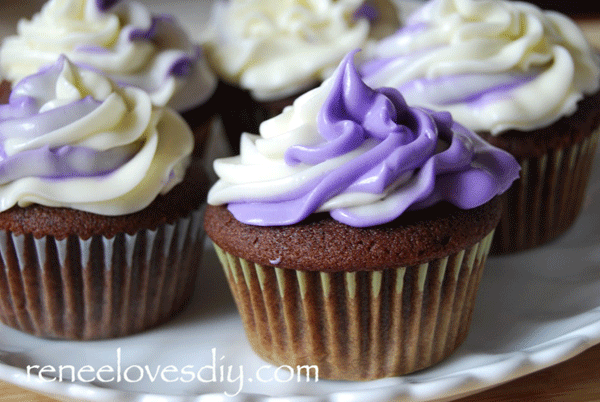 Two-Tone Frosting for Cupcakes!