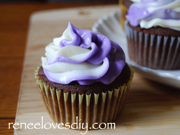 Two-Tone Frosting for Cupcakes!
